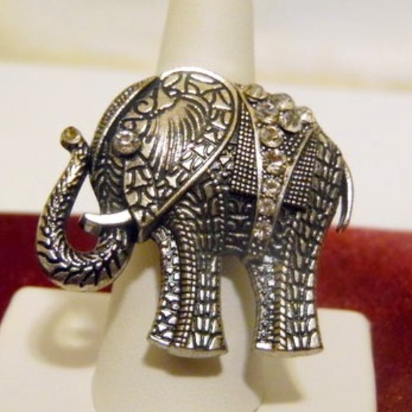 Grey Crystal Elephant Statement Stretch Ring Size 9-12 - Picture 2 of 6